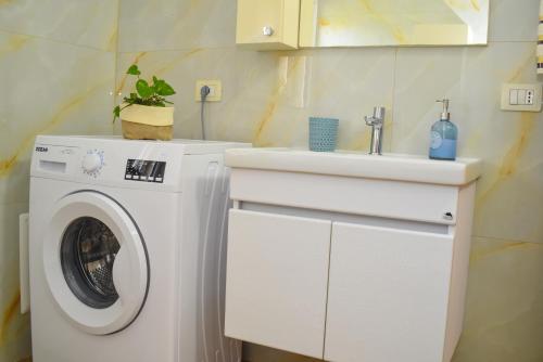 オリクムにあるAna's Houseの洗濯機と洗面台を備えたバスルーム
