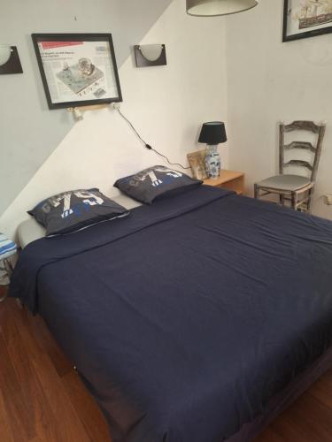 Una cama o camas en una habitación de petite maison 15 mn à pied du marche et vieux port