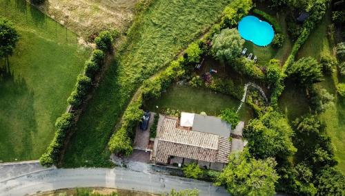 una vista sul cortile con una casa di Haus In Ostra Mit Privatem Pool a Ostra