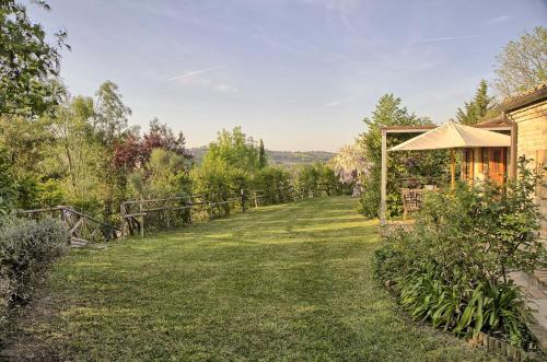 un giardino con recinzione e prato di Haus In Ostra Mit Privatem Pool a Ostra