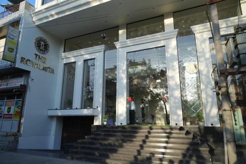 un negozio con scale di fronte a un edificio di Hotel The Royalista a Bathinda