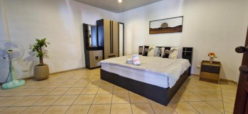 En eller flere senge i et værelse på Laem Mae Phim Bali residences 71