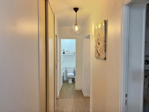 - un couloir menant à une salle de bains pourvue de toilettes dans l'établissement Entre Port et Mer, à Dieppe