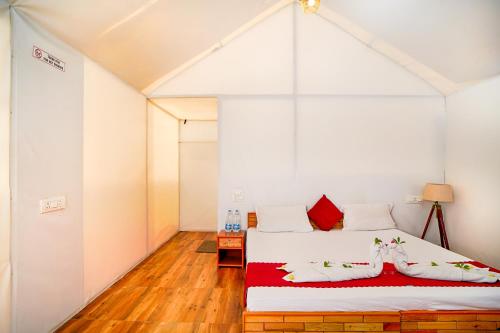 a bedroom with two beds in a room at Kabila Camp in Kasol