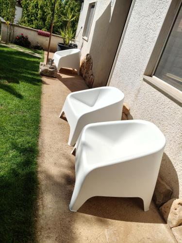 due panchine bianche sedute sul lato di una casa di Dea a Putignano