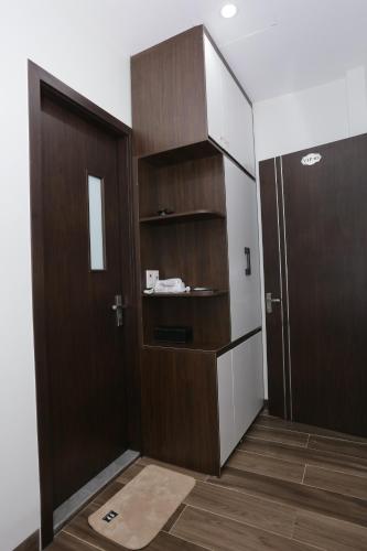 Η κουζίνα ή μικρή κουζίνα στο Flamingo Hải Tiến - Minh Đức Villa A703