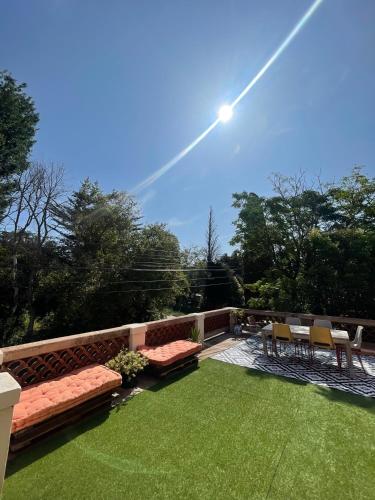 - un jardin avec un banc, une table et des chaises dans l'établissement Appartement Château Rouge, à La Londe-les-Maures