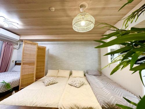 a large bed in a room with a large plant at a404涉谷区域 乘电车4分钟到达新宿 巴士直达涉谷步行到西新宿五丁目8分钟 max6 in Tokyo