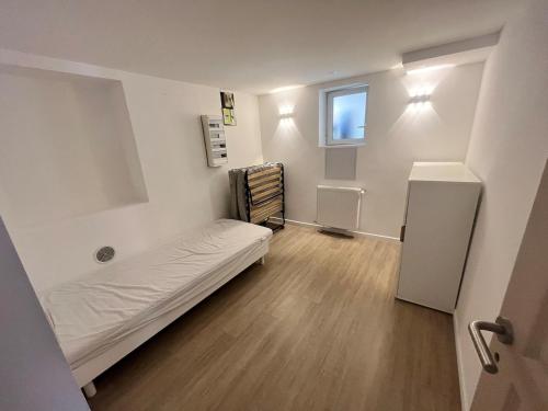 une petite pièce avec un lit et une fenêtre dans l'établissement Quiet house, à Aulnay-sous-Bois