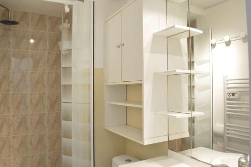 une salle de bain blanche avec douche et toilettes dans l'établissement Appt Studio 4 couchages - CAP D'AGDE CT090-292, au Cap d'Agde