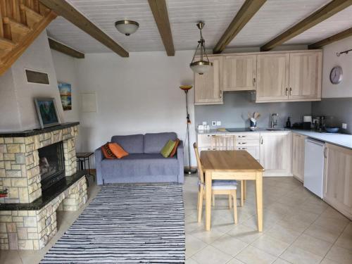 una cucina e un soggiorno con un divano e un tavolo di Jūrena a Nida