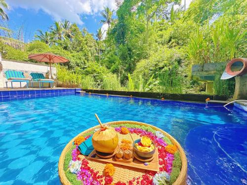 Piscina en o cerca de Lai's Lodges - Quiet Jungle Retreat w River & Jungle Views, 4Km to Central Ubud