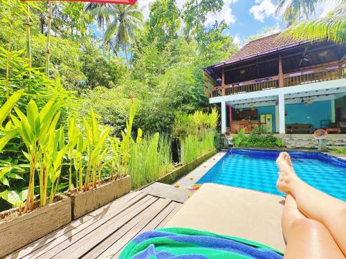 Piscina en o cerca de Lai's Lodges - Quiet Jungle Retreat w River & Jungle Views, 4Km to Central Ubud