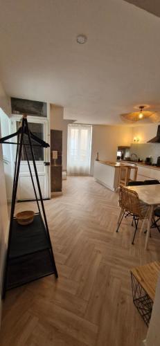 - un salon vide avec une table et des chaises dans l'établissement Maison de ville en pierre - 6 couchages, à Villeuneuve-de-Berg