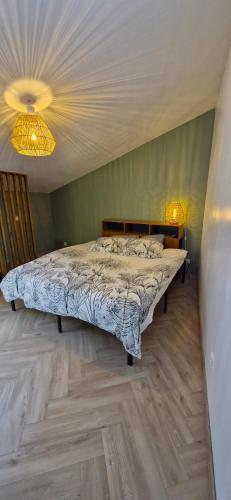 une chambre avec un grand lit dans une pièce dans l'établissement Maison de ville en pierre - 6 couchages, à Villeuneuve-de-Berg