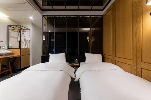 Кровать или кровати в номере Hotel The Designers Seoul Station