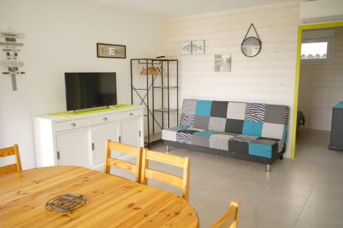 Photo de la galerie de l'établissement Maison tout confort 6 personnes à 300m de la plage - Clim & Wifi, à Mimizan-Plage