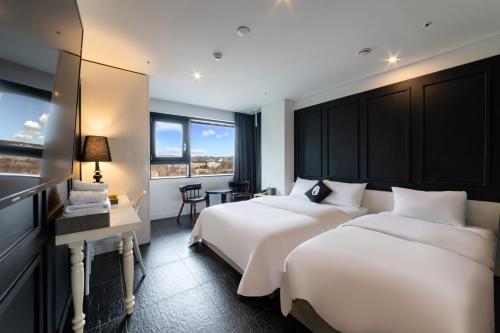 Кровать или кровати в номере Hotel The Designers Seoul Station