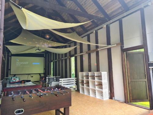 a room with a game board and a screen at Villa Romana Mazury in Jeziorowskie