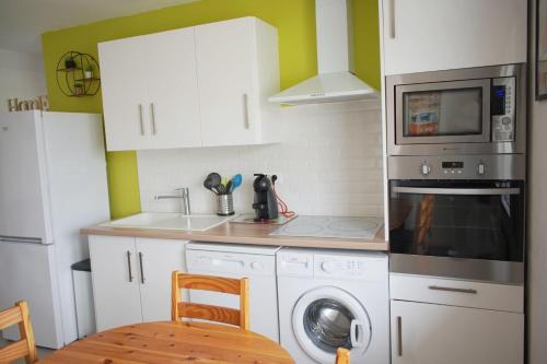 Photo de la galerie de l'établissement Maison tout confort 6 personnes à 300m de la plage - Clim & Wifi, à Mimizan-Plage