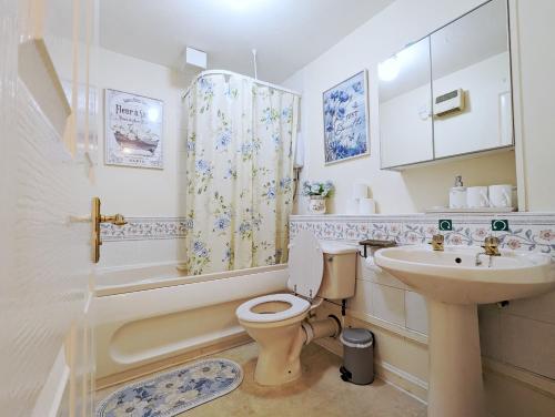 Koupelna v ubytování Vintage 3-Bed City Centre Gem Free Parking