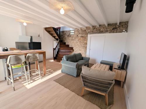 un salon avec un canapé et une table dans l'établissement VIEUX PASSAGE, Maison avec cour privée à 150 m du PORT et de la PLAGE, à Plouhinec