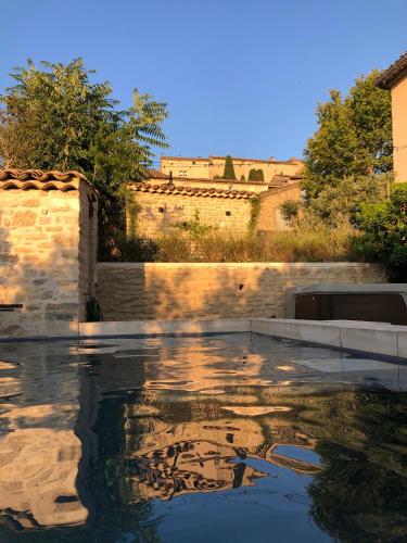 a pool of water with a castle in the background at Coudignac 1891 in Lagnes