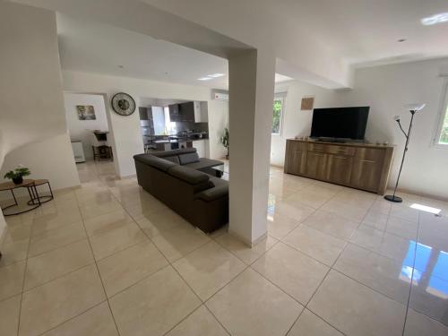 Photo de la galerie de l'établissement Grande Villa Piscine Billard Pétanque Baby-foot Plancha, à Meyrargues