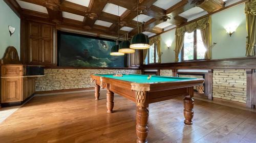a room with a pool table in the middle at Villa Romana Mazury in Jeziorowskie