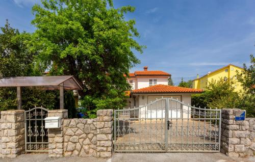 Gorgeous Apartment In Malinska