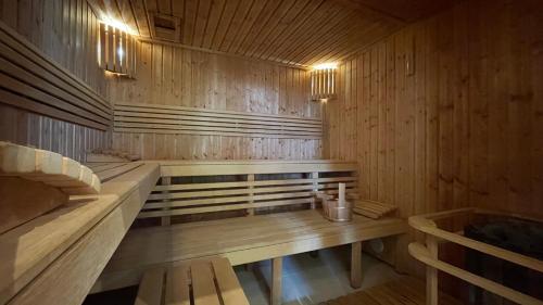 a sauna with a bench in a wooden room at Villa Romana Mazury in Jeziorowskie