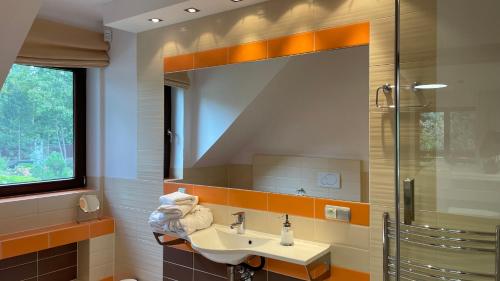 a bathroom with a sink and a mirror at Villa Romana Mazury in Jeziorowskie