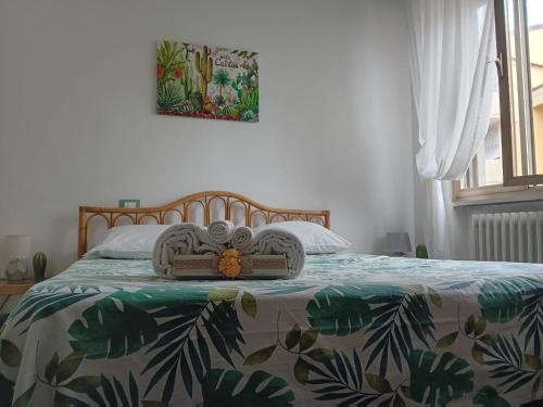 sypialnia z łóżkiem z narzutą w kwiaty w obiekcie Florinda B&B Viareggio w Viareggio