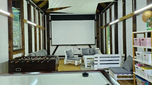 a room with a white screen and a white tub at Villa Romana Mazury in Jeziorowskie