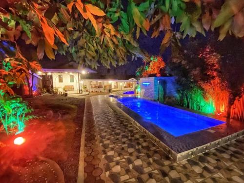 une piscine dans un jardin la nuit dans l'établissement Villa Espera's Luxury Staycation, à Sampong