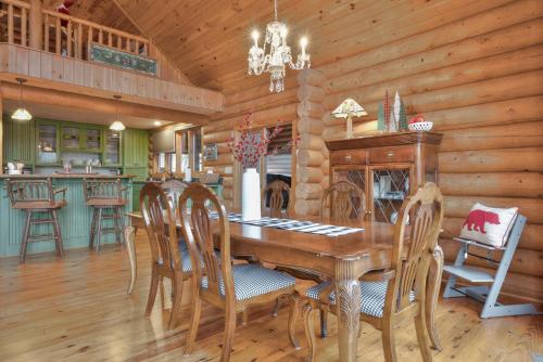 Фотография из галереи Stone Mountain Lodge W Mountain Views Fireplace в городе Чероки