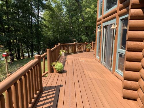 Балкон или терраса в Stone Mountain Lodge W Mountain Views Fireplace