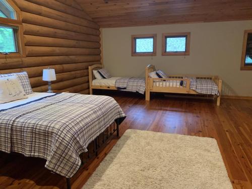 Кровать или кровати в номере Stone Mountain Lodge W Mountain Views Fireplace