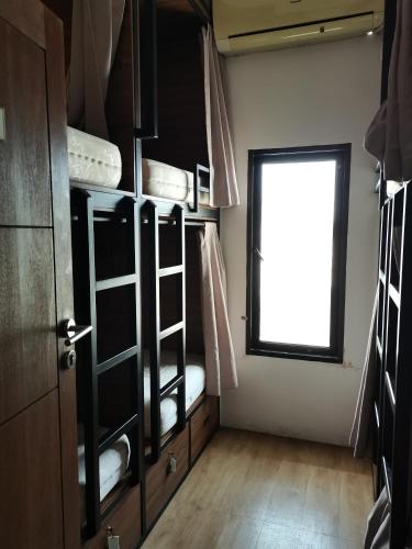 Palanda nebo palandy na pokoji v ubytování ITIC Hostel