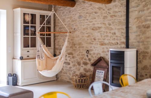 a room with a hammock hanging from a wall at Coudignac 1891 in Lagnes