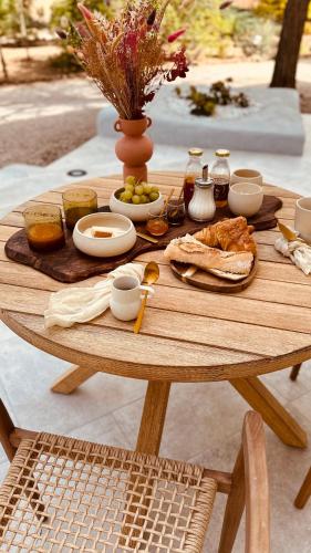 MontblancにあるLe Chai n°9, demeure et gîtes de charmeの木製テーブル