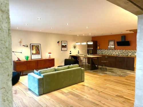 un salon avec un canapé et une table dans l'établissement Logement de charme cure proche La Roche-Posay, à Saint Etienne