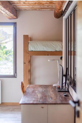 a room with a desk and a bunk bed at Coudignac 1891 in Lagnes