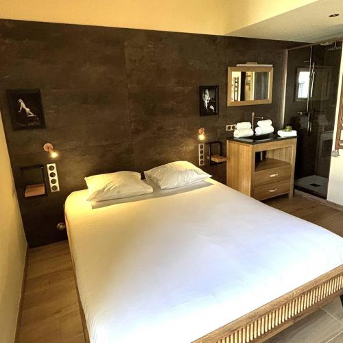 Cette chambre comprend un grand lit blanc et une salle de bains. dans l'établissement Villa MADERA HV57 Luxe 4 personnes, au Cap d'Agde