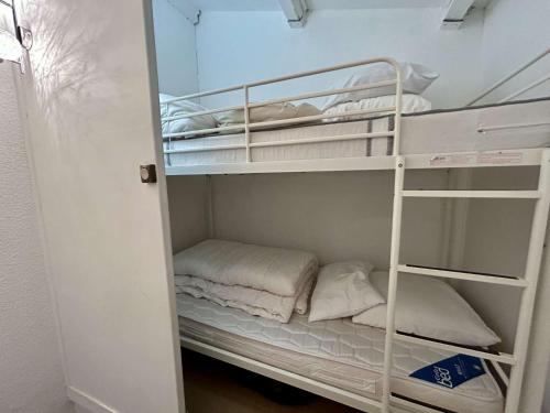 une chambre avec deux lits superposés dans l'établissement Maison 2 pièces cabine CAP D 'AGDE CT720-075, au Cap d'Agde
