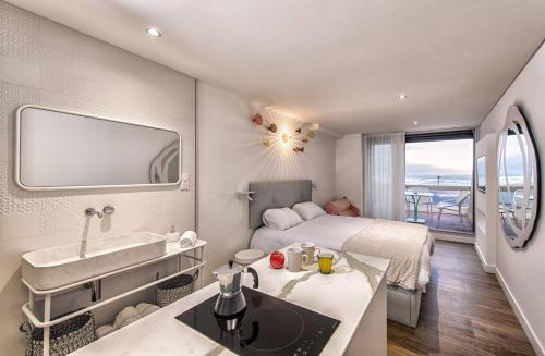 une chambre d'hôtel avec un lit et un lavabo dans l'établissement Studio PARENTHESE Héliopolis O20 - Luxe - 2 personnes, au Cap d'Agde