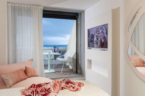 une chambre avec un lit et une vue sur l'océan dans l'établissement Studio PARENTHESE Héliopolis O20 - Luxe - 2 personnes, au Cap d'Agde