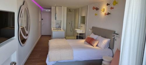 - une petite chambre avec un lit et une salle de bains dans l'établissement Studio PARENTHESE Héliopolis O20 - Luxe - 2 personnes, au Cap d'Agde