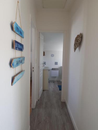 a hallway with a bathroom with a toilet and a sink at Maison au calme, proche centre et mer, jardin clos in Le Croisic