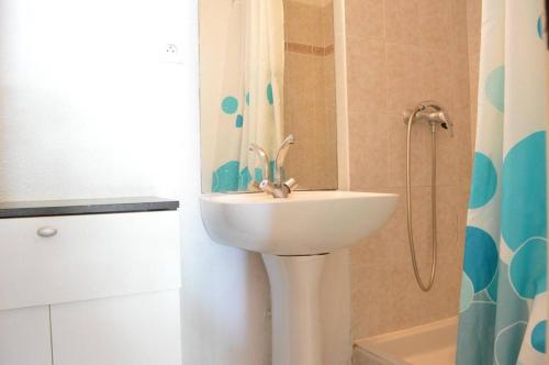 une salle de bain avec un lavabo et une douche dans l'établissement Mais 3 pièces / mezz 8 couchages CAP D'AGDE, au Cap d'Agde